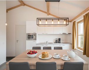 Gemtliches Wohnzimmer im Ferienhaus Westhinder I H20, Koksijde, mit moderner Einrichtung und Blick auf die Terrasse in Westflandern, Belgien.