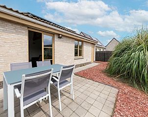 Gemtliches Schlafzimmer im Ferienhaus Westhinder I H20 in Koksijde, Westflandern, mit bequemen Betten und natrlichem Licht.