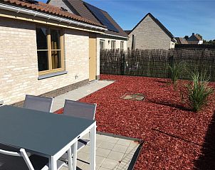 Modernes Badezimmer im Ferienhaus Westhinder I H20, Koksijde, Westflandern, mit Badewanne und Waschbecken, ideal zum Entspannen.