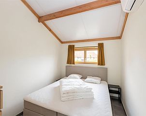 Attraktives Schlafzimmer im Ferienhaus Westhinder I H20, Koksijde, mit bequemen Betten und Blick auf die reizvolle Umgebung von Westflandern.