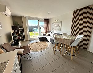 Gemtliches Wohnzimmer im Ferienhaus Westhinder I H36, Koksijde, Belgien mit moderner Kche und bequemer Sitzecke.