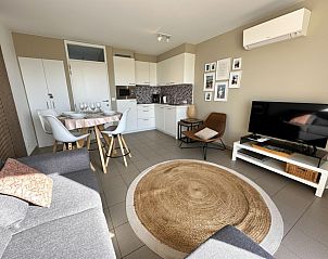 Attraktives Schlafzimmer im Ferienhaus Westhinder I H36, Koksijde, Belgien, mit farbenfrohem Bettbezug und Dachfenster fr natrliches Licht.