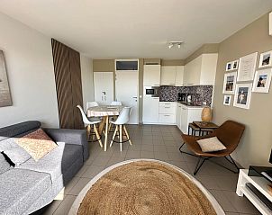 Modernes Badezimmer im Ferienhaus Westhinder I H36 in Koksijde, Westflandern, mit stilvollem Waschbecken und Holzregal.