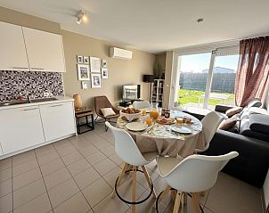 Gemtliches Wohnzimmer des Ferienhauses Westhinder I H36 in Koksijde, Westflandern, mit moderner Kche und Gartenblick.