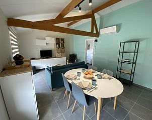 Gemtliches Wohnzimmer im Ferienhaus Westhinder I H93 in Koksijde, Westflandern, mit moderner Einrichtung und Essecke.