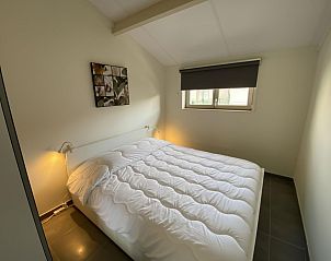 Attraktives Schlafzimmer in Westhinder I H93, einem Ferienhaus in Koksijde, Westflandern, mit komfortablem Doppelbett und beruhigendem Mobiliar.