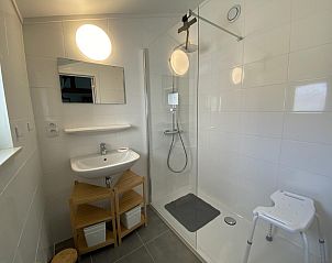 Modernes Badezimmer im Ferienhaus Westhinder I H93, Koksijde, Westflandern, mit gerumiger Dusche und stilvollem Waschbecken.
