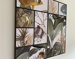 Kunstvolle Wanddekoration im Ferienhaus Westhinder I H93, Koksijde, Belgien, mit bunten Fischen und Blttern fr einen stimmungsvollen Innenraum.