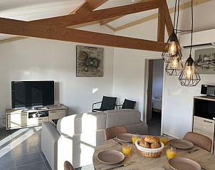 Gemtliches Wohnzimmer des Ferienhauses Westhinder I H95 in Koksijde, Belgien, mit modernem Mobiliar und einladender Essecke.