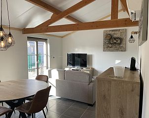 Gemtliches Wohnzimmer im Ferienhaus Westhinder I H95 in Koksijde, Westflandern, mit moderner Einrichtung und viel natrlichem Licht.