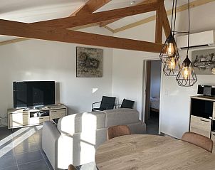 Modernes Wohnzimmer im Ferienhaus Westhinder I H95, Koksijde, mit Holzbalken und stilvoller Beleuchtung in Westflandern, Belgien.