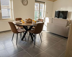 Gemtlicher Essbereich im Ferienhaus Westhinder I H95, Koksijde, Belgien mit moderner Einrichtung und viel Tageslicht.