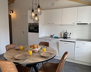 Moderne Kche im Ferienhaus Westhinder I H95 in Koksijde, Westflandern, Belgien mit stilvollem Essbereich und zeitgenssischer Inneneinrichtung.