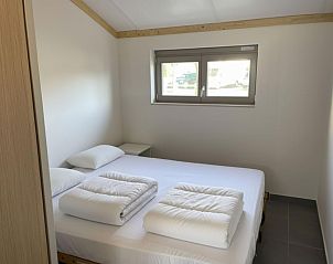 Schlafzimmer im Ferienhaus Westhinder I H95, Koksijde, Westflandern, mit bequemem Doppelbett und natrlichem Licht durch das Fenster.