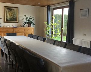 Stijlvolle eetkamer in Villa Blanche, vakantiehuis in Lauwe, West-Vlaanderen, met lange eettafel.