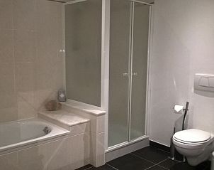 Badkamer met douche en toilet in Villa Blanche, vakantiehuis in Lauwe, West-Vlaanderen.