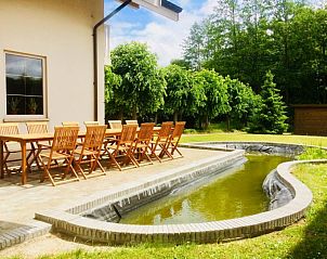Ruim terras met vijver bij Villa Blanche, vakantieaccommodatie in Lauwe, West-Vlaanderen.