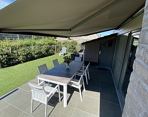 Schaduwrijk terras bij Vakantiewoning Zee en Polder nr. 138 in Westende, West-Vlaanderen.