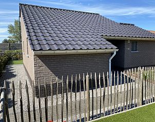Vooraanzicht van Vakantiewoning Zee en Polder nr. 138 in Westende, West-Vlaanderen met houten hek.