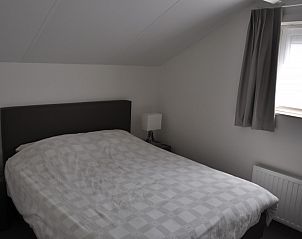 Gezellige slaapkamer met tweepersoonsbed in Vakantiewoning Zee en Polder nr. 138, Westende.