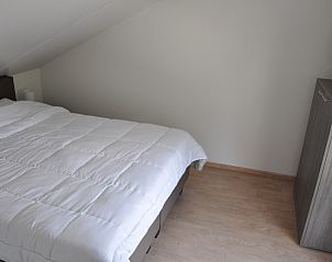 Stijlvolle slaapkamer met tweepersoonsbed in Vakantiewoning Zee en Polder nr. 138, Westende.