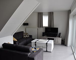 Moderne woonkamer met zithoek in Vakantiewoning Zee en Polder nr. 138, Westende, West-Vlaanderen.