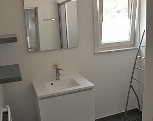 Strakke badkamer met wastafel in Vakantiewoning Zee en Polder nr. 138, Westende.