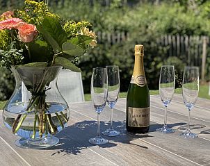 Buiten dineren met bloemen en champagne in Vakantiewoning Zee en Polder nr. 138, Westende.
