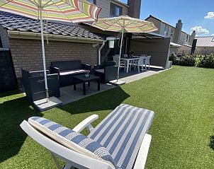 Zonnig terras met ligstoel bij Vakantiewoning Zee en Polder nr. 138, Westende.