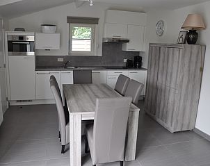 Eetgedeelte in keuken van Vakantiewoning Zee en Polder nr. 138, Westende, West-Vlaanderen.