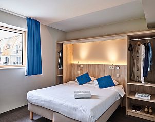 Cozy bedroom in Spacious Suite | 2p, vacation home in Zeebrugge, West Flanders. Comfortable bed with a view of the surroundings.