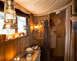 Geniet van de luxe privdouche in het Tenthuisje in Poperinge, West-Vlaanderen, een unieke glampingervaring in Belgi.