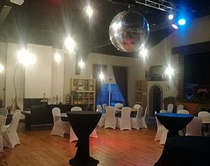 Partyraum mit Discokugel im Skindles Guesthouse, Ferienhaus in Poperinge, Westflandern.