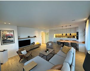 Stijlvolle woonkamer van Flat Memling in Sint-Andries, West-Vlaanderen, met moderne keuken en gezellige zithoek voor een ontspannen verblijf.