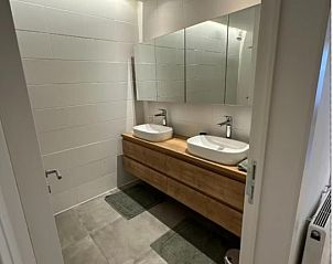 Moderne keuken in Flat Memling appartement, Sint-Andries, West-Vlaanderen, met strak design en sfeervolle bakstenen muur.