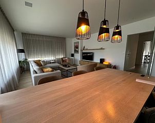 Sfeervolle slaapkamer in Flat Memling, een appartement in Sint-Andries, West-Vlaanderen, met moderne inrichting en rustgevende ambiance.