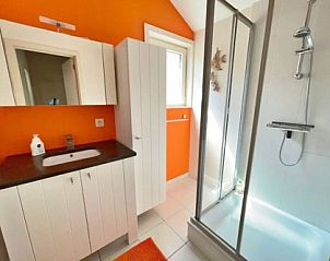 Stijlvolle badkamer met douche in Residentie Arthur - Lombardsijde vakantiehuis, Belgi.