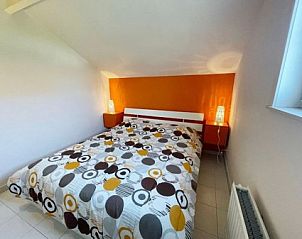 Comfortabele slaapkamer met kleurrijk interieur in Residentie Arthur - Lombardsijde, West-Vlaanderen.