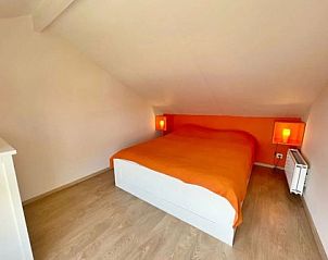 Tweede slaapkamer met warme tinten in Residentie Arthur - Lombardsijde vakantiehuis, Belgi.