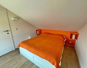 Knusse slaapkamer in Residentie Arthur - Lombardsijde vakantiehuis, ideaal voor ontspanning in West-Vlaanderen.