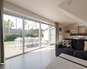 Lichte woonkamer van Zee en Polder H138 vakantiehuis in Lombardsijde, West-Vlaanderen, met zicht op zonnig terras en tuin.