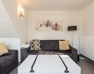 Gezellige woonkamer van vakantiehuis Zee en Polder H138 in Lombardsijde, West-Vlaanderen, Belgi, met comfortabele banken en moderne decoratie.
