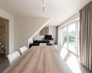 Gezellige woonkamer van vakantiehuis Zee en Polder H138 in Lombardsijde, West-Vlaanderen, met ruime eethoek en veel natuurlijk licht.