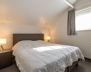 Gezellige slaapkamer in vakantiehuis Zee en Polder H138, Lombardsijde, West-Vlaanderen, met comfortabel tweepersoonsbed en natuurlijk licht.