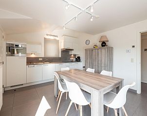 Moderne keuken en eetruimte in vakantiehuis Zee en Polder H138, Lombardsijde, West-Vlaanderen, Belgi, met stijlvolle inrichting.