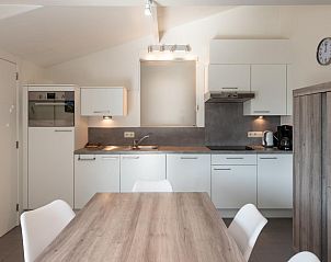 Moderne keuken in vakantiehuis Zee en Polder H138, Lombardsijde, West-Vlaanderen met strakke inrichting en eetruimte.