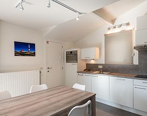 Moderne keuken en eetruimte in vakantiehuis Zee en Polder H138, gelegen in Lombardsijde, West-Vlaanderen, Belgi. Comfort en stijl in n.