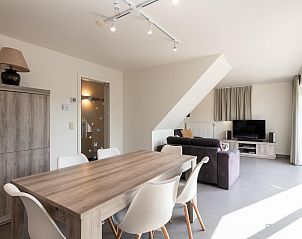 Gezellige woonkamer in vakantiehuis Zee en Polder H138, Lombardsijde, West-Vlaanderen met moderne inrichting en veel natuurlijk licht.