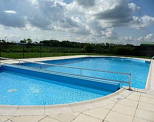 Geniet van het zwembad bij vakantiehuis Nieuwendamme H114 in Lombardsijde, West-Vlaanderen, omgeven door prachtige natuur.