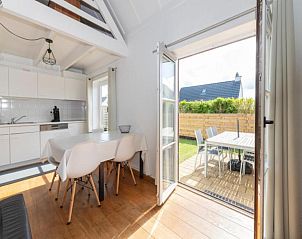 Licht en ruim vakantiehuis Nieuwendamme H114 in Lombardsijde, West-Vlaanderen, met moderne keuken en zonnig terras met uitzicht op de tuin.